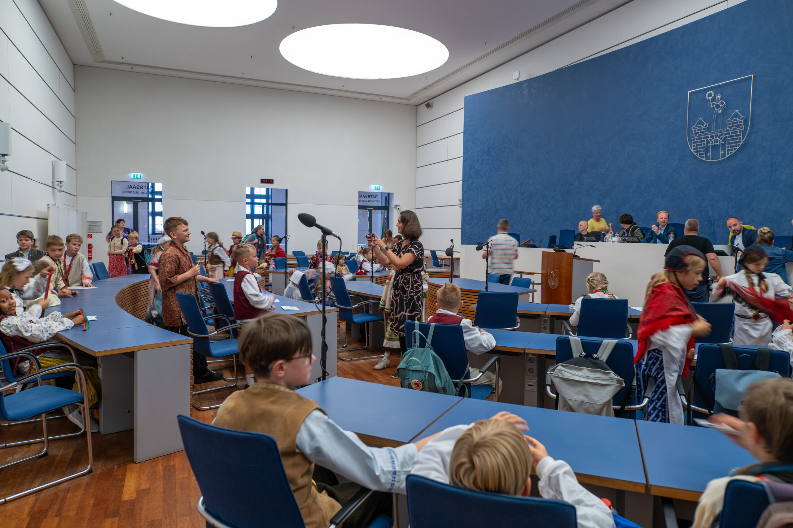 Schulkinder im Gespräch mit Vertreterinnen und Vertretern des Stadtparlaments – September 2025