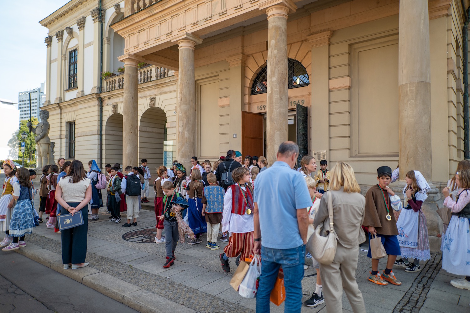 Grundschüler in Kostümen vor dem Magdeburger Rathaus. – Magdeburger Recht 2025 – Demokratie und Geschichte lernen